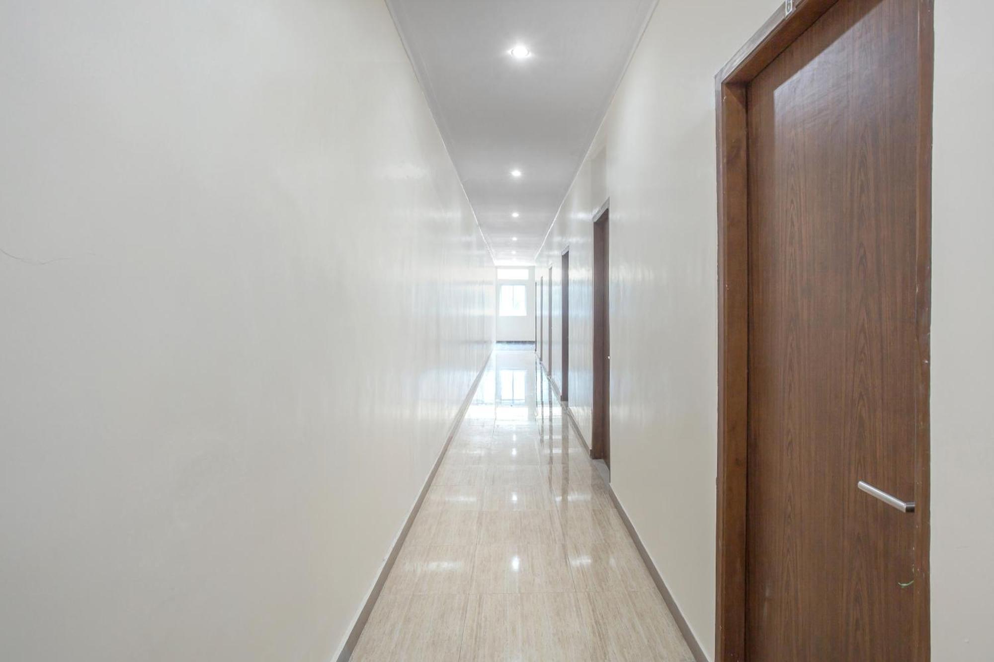 Super Oyo Capital O 134 Lg Residence Surabaya Esterno foto